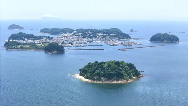 篠島と周辺の島々（奥に伊良湖岬）